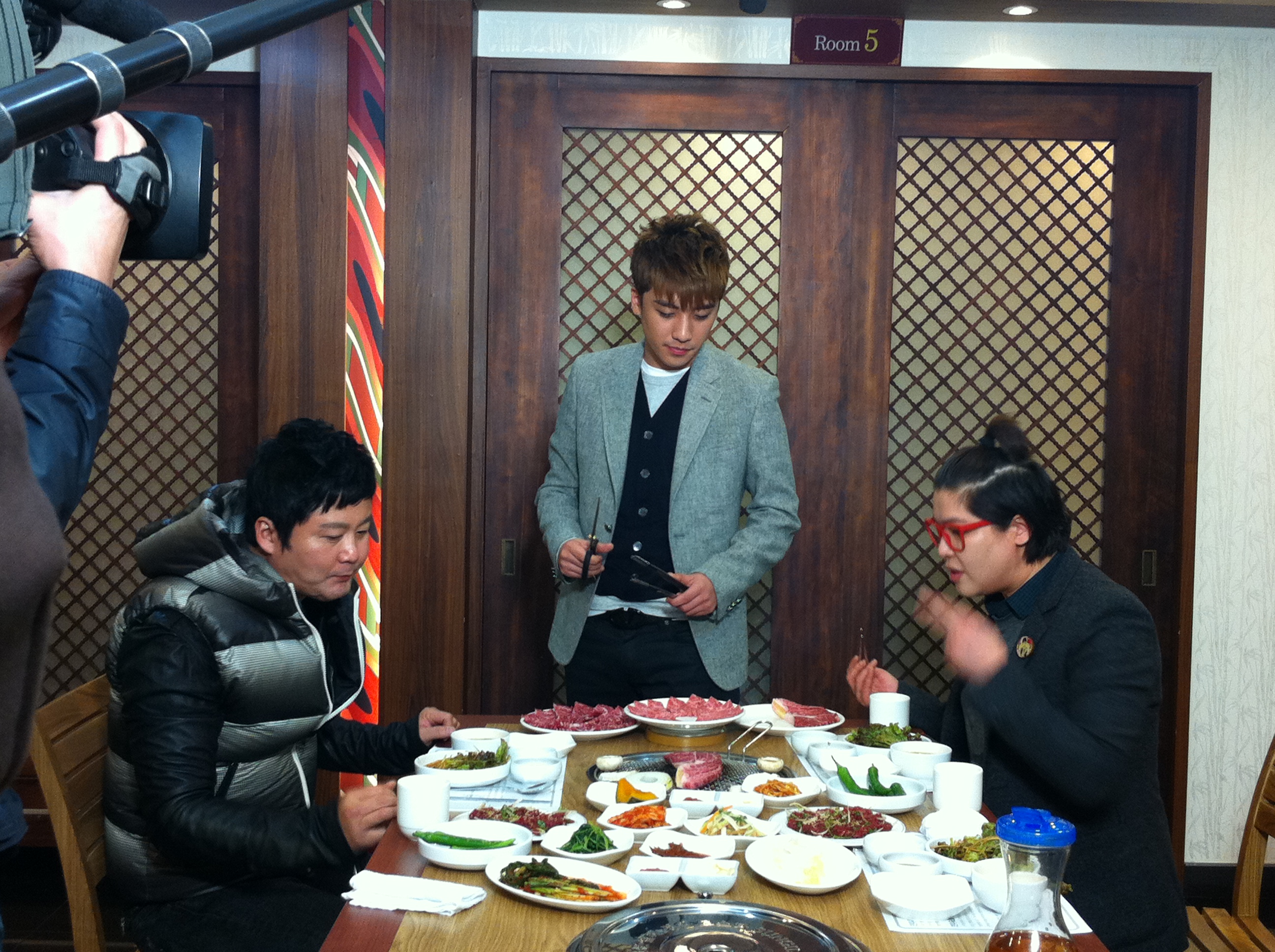 Seung Ri - tvN Taxi - Yeongcheon Younghwa Restaurant - 06feb2011 - 02.jpg