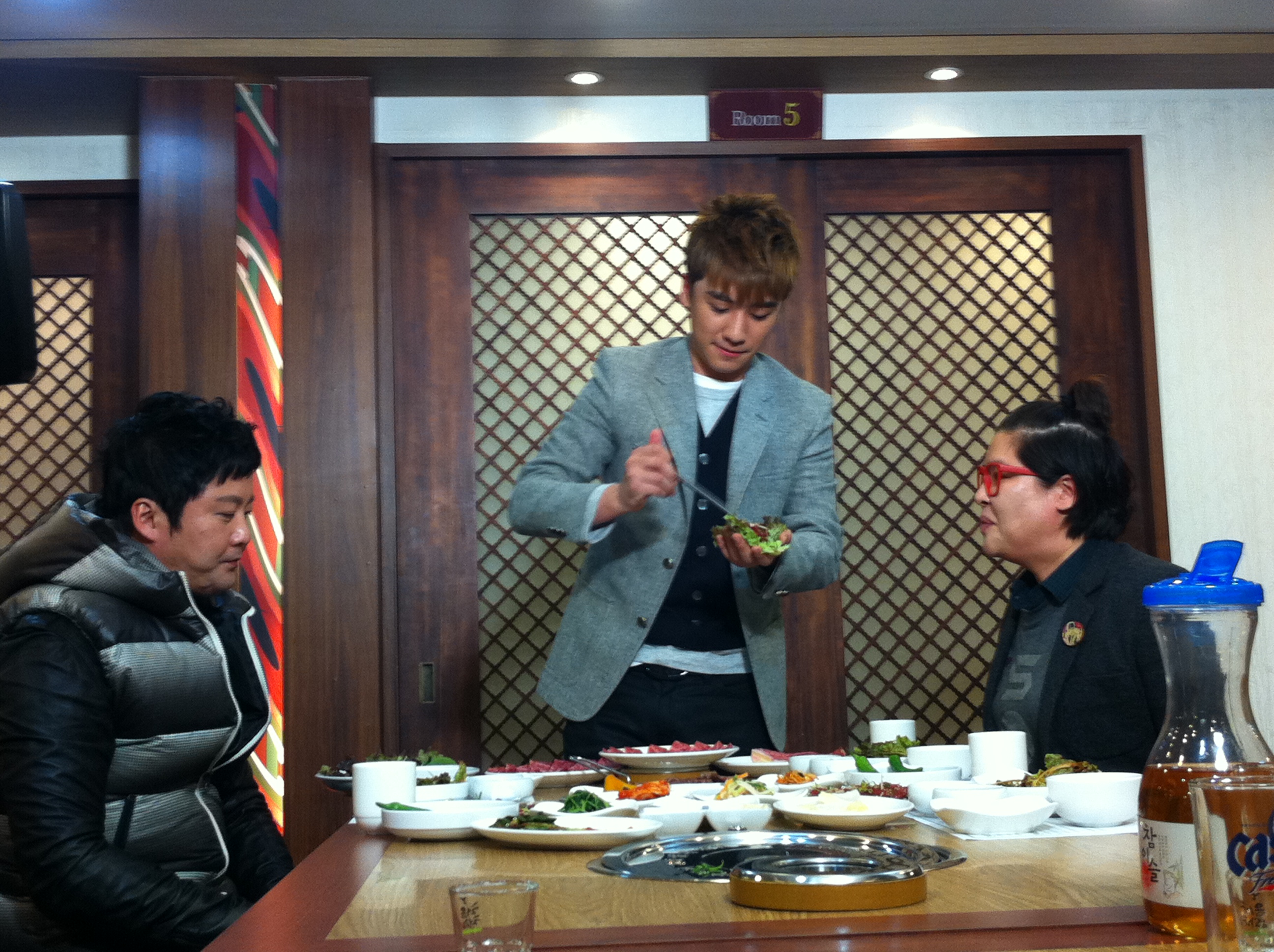 Seung Ri - tvN Taxi - Yeongcheon Younghwa Restaurant - 06feb2011 - 04.jpg
