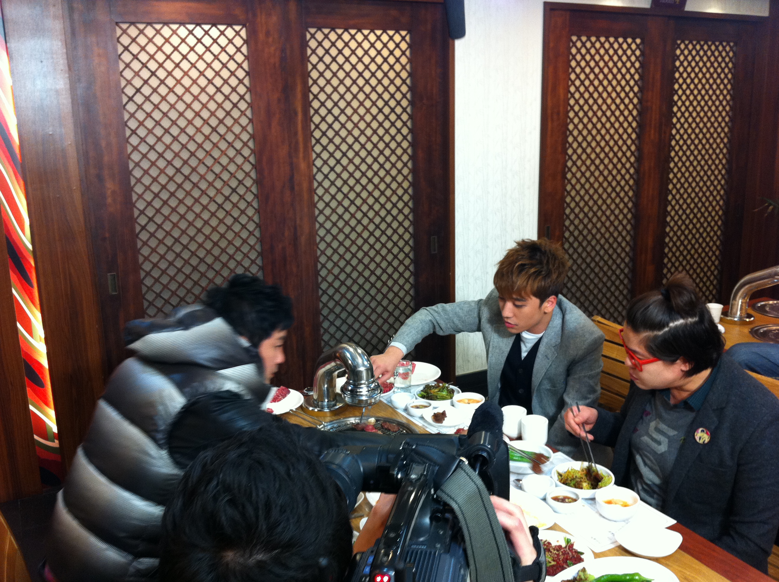 Seung Ri - tvN Taxi - Yeongcheon Younghwa Restaurant - 06feb2011 - 05.jpg