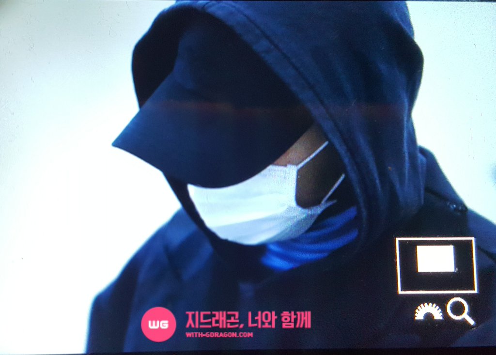 G-Dragon - Gimpo Airport - 22dec2015 - With G-Dragon - 02