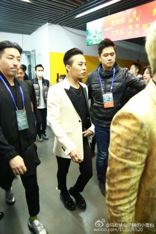 BIGBANG Backstage Hunan TV 2015-12-31 马栏坡包子铺的小笼包 (1)