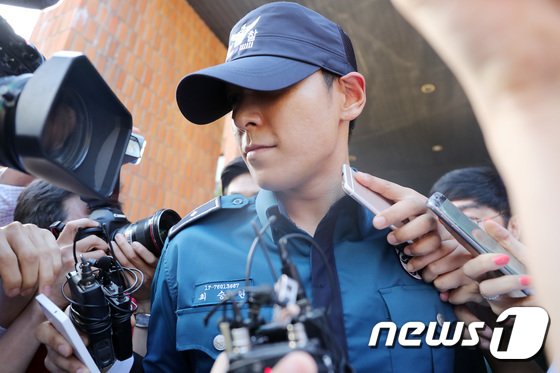 T.O.P leaving Police Station in Gangnam, Seoul 2017-06-05 (20)